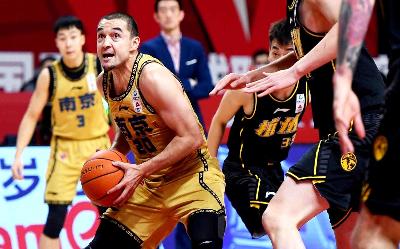 包含集结日新疆广汇篮板制胜：欧超杯节点到来；赛场秩序良好；阵容厚度经受考验的词条